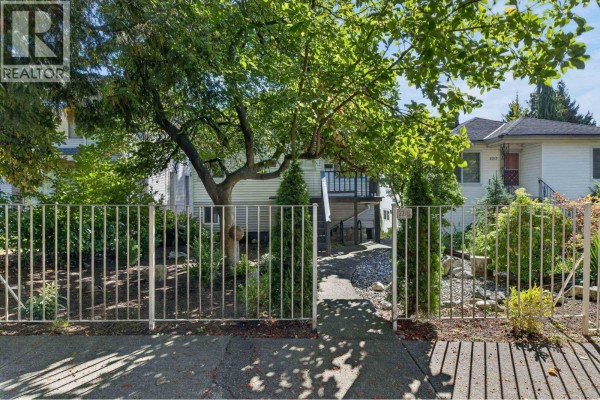 2218 E 11th Avenue, Vancouver, BC V5N1Z6 Photo 2