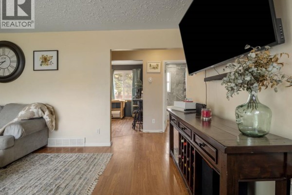 Living room - 2219 14 Street, Coaldale, AB T1M1E1 Photo 4