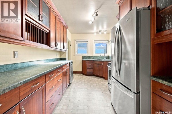 Kitchen - 222 Broadway Avenue, Regina, SK S4N1B3 Photo 2