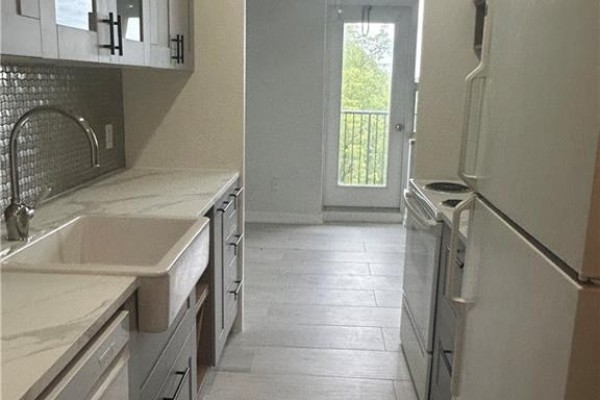 Kitchen - 222 Concession Street Unit# 505, Hamilton, ON L9A1B1 Photo 5