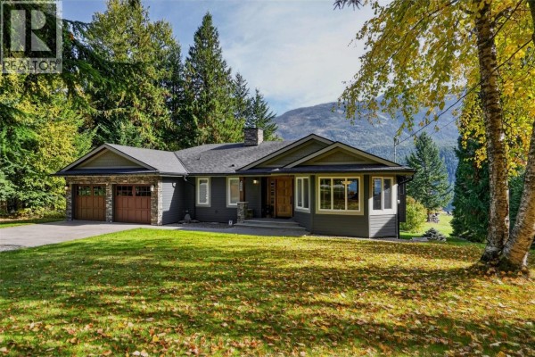 Primary Bedroom - 222 Nichols Drive, Kaslo, BC V0G1M0 Photo 3