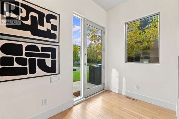 Living room - 2220 32 Avenue Sw, Calgary, AB T2T1X1 Photo 3