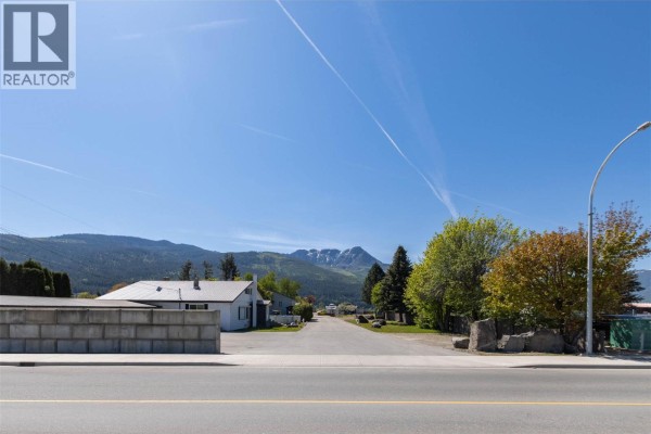 2220/2270 10 Avenue Sw, Salmon Arm, BC V1E0E1 Photo 4