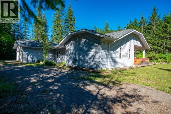 4pc Ensuite bath - 2222 Jenisa Road, Castlegar, BC V1N2L8 Photo 5