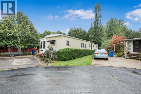 4pc Bathroom - 22220 Charing Cross Road, Chatham, ON N7M5V8 Photo 2