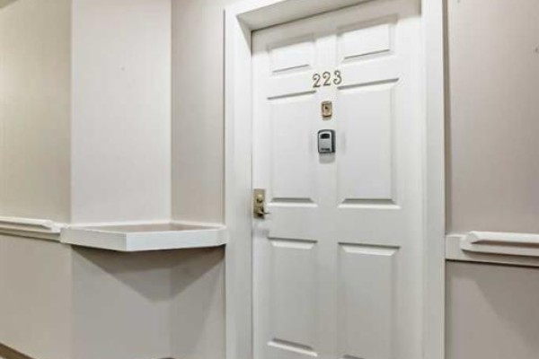 Bedroom - 223, 305 1 Avenue Nw, Airdrie, AB T4B2M5 Photo 4