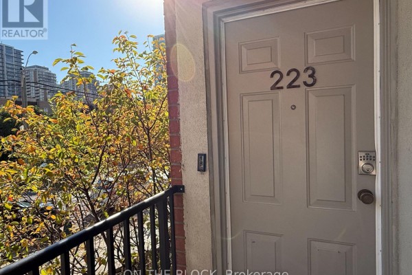 Kitchen - 223 - 28 Douro Street, Toronto, ON M6K3M4 Photo 3