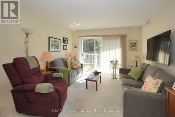 Living room - 223 - 32 Church Street, King, ON L0G1T0 Photo 4