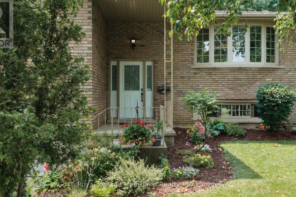 223 Kemp Crescent, Stratford, ON, photo 2