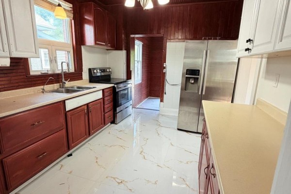 Kitchen - 223 Queen Street W, Brampton, ON L6Y1M6 Photo 5