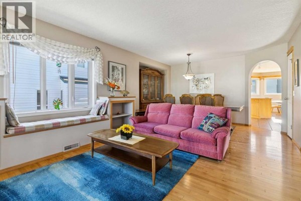 Living room - 223 Rocky Ridge Close Nw, Calgary, AB T3G4X2 Photo 4