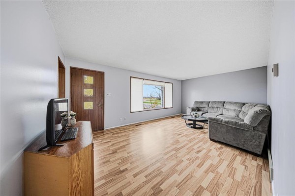 Bedroom - 223 Thompson Drive, Riverton, MB R0C2R0 Photo 5