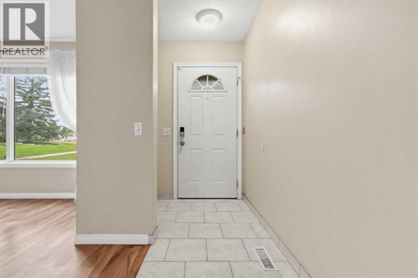 Living room - 224, 999 Canyon Meadows Drive Sw, Calgary, AB T2W2S6 Photo 4
