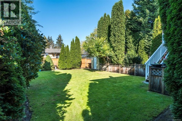 Primary Bedroom - 2244 Malaview Ave, Sidney, BC V8L2E7 Photo 2