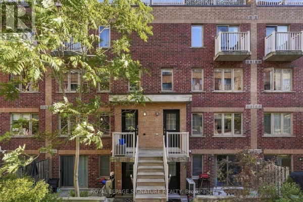 Living room - 225 - 11 Ruttan Street, Toronto, ON M6P0A1 Photo 2