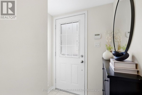 Bedroom - 225 - 11 Ruttan Street, Toronto, ON M6P0A1 Photo 4