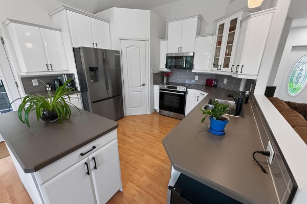 Kitchen - 225 Bayview Dr, Rural Parkland County, AB T0E2K0 Photo 3