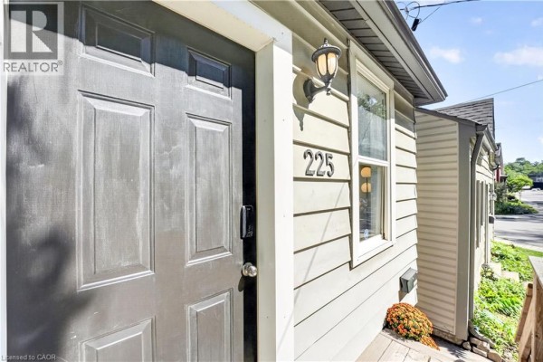 225 Charlton Avenue E, Hamilton, ON, photo 2