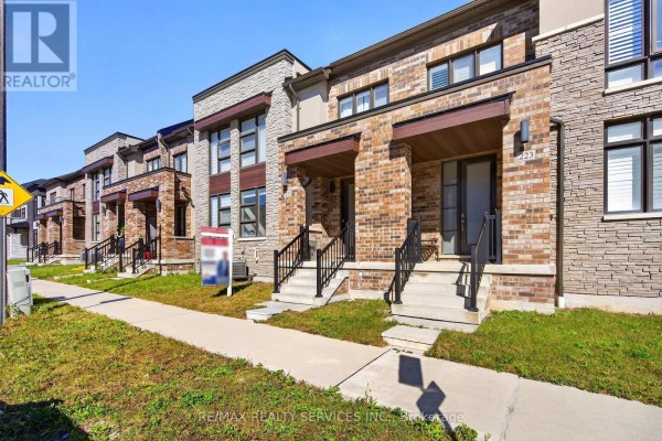 Family room - 225 Coronation Road, Whitby, ON L1P0H6 Photo 2