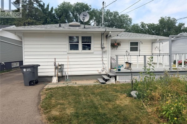 Family room - 225 Dominion Road, Assiniboia, SK S0H0B0 Photo 4