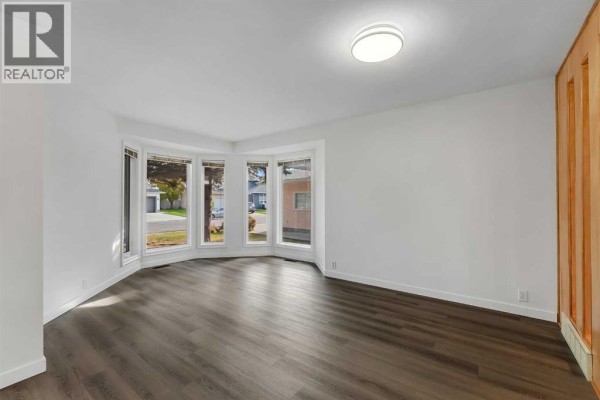 Living room - 225 Riverwood Close Se, Calgary, AB T2C3Z4 Photo 5