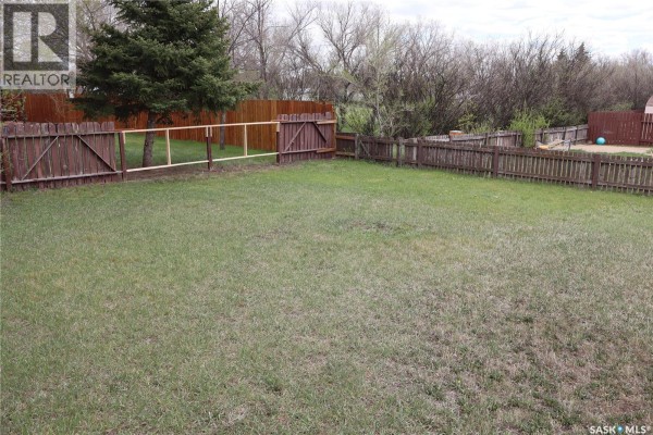Living room - 225 Westview Drive N, Coronach, SK S0H0Z0 Photo 2