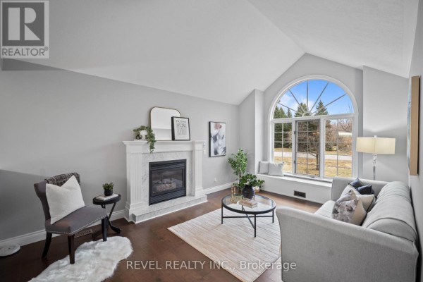 Living room - 2255 Mohawk Trail, Milton, ON L0P1B0 Photo 4