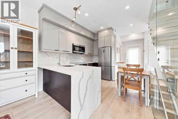 226 E 8th Street, North Vancouver, BC V7L1Z1 Photo 4