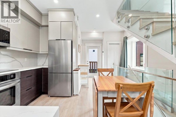 226 E 8th Street, North Vancouver, BC V7L1Z1 Photo 5