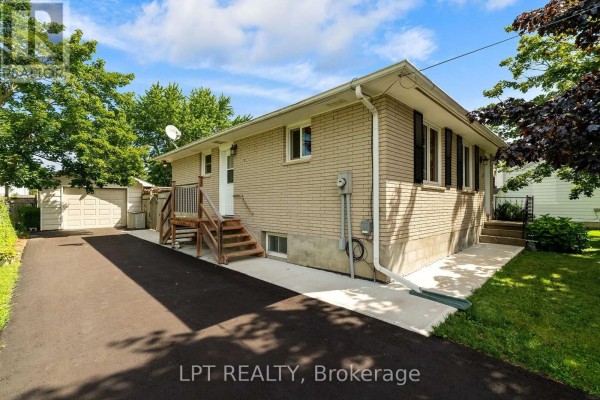 Primary Bedroom - 226 Tain Street, North Middlesex, ON N0M2K0 Photo 4