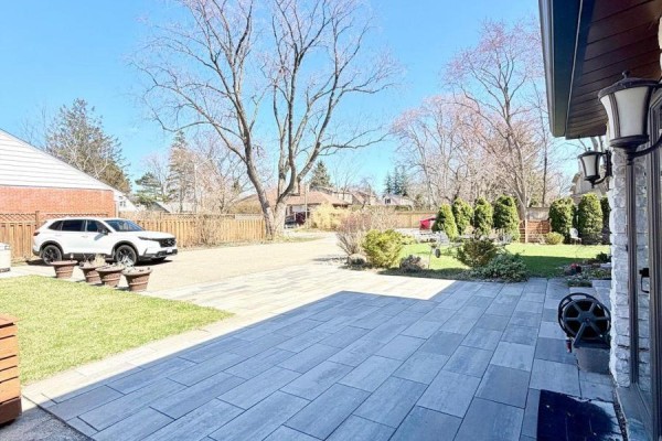 2263 Harcourt Crescent, Mississauga, ON L4Y1W3 Photo 4