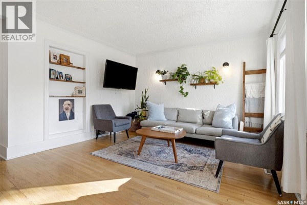 Living room - 2263 Queen Street, Regina, SK S4T4C6 Photo 2