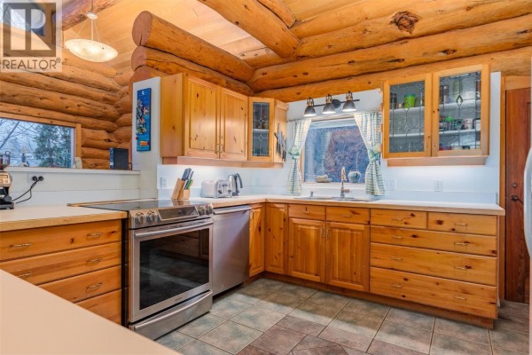 Full bathroom - 2266 Fifth Avenue, Rossland, BC V0G1Y0 Photo 3
