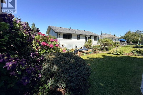 Family room - 2273 Chelohsin Cres, Port Mcneill, BC V0N2R0 Photo 4