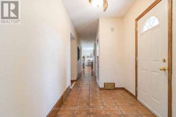 Family room - 228 Jeffcoat Drive, Toronto, ON M9W3C9 Photo 4