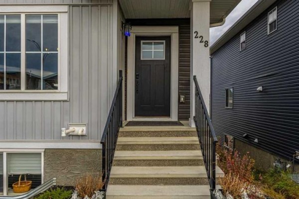 Kitchen - 228 River Heights Drive, Cochrane, AB T4C0W2 Photo 2