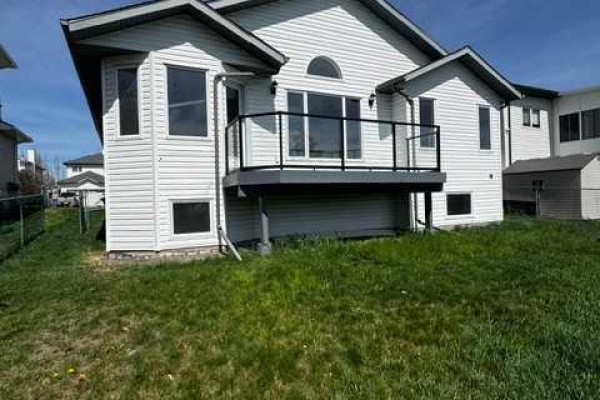 228 Woodside Crescent Nw, Airdrie, AB, photo 2