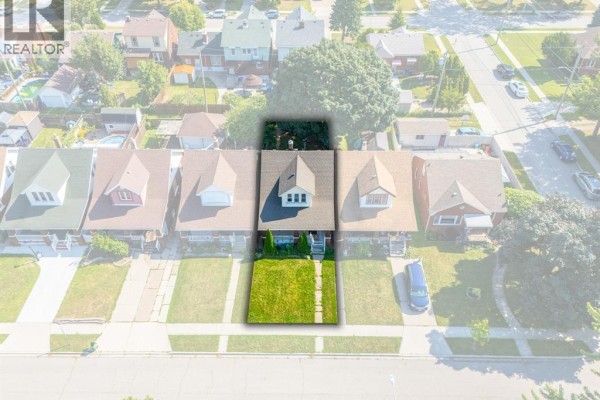 Aerial view highlighting the centre house of a row of suburban homes. - 2284 Fraser Avenue, Windsor