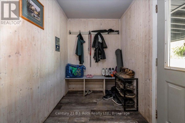 Family room - 2286 Flos 10 Road, Springwater, ON L0L1P0 Photo 4