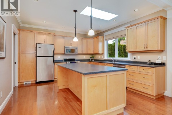 Ensuite - 2286 Hazelton Pl, Saanich, BC V8N5C3 Photo 4