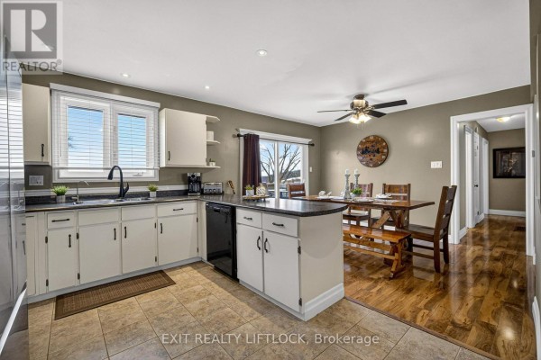 Dining room - 2289 Base Line Road, Otonabee South Monaghan, ON K9J6X7 Photo 5