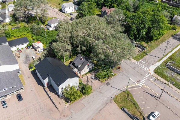Porch - 229 Granville Street, Port Hawkesbury, NS B9A2G4 Photo 3