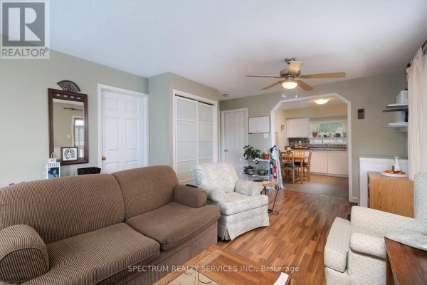 Bedroom 2 - 229 Pine Beach Drive, Georgina, ON L4P2V7 Photo 5