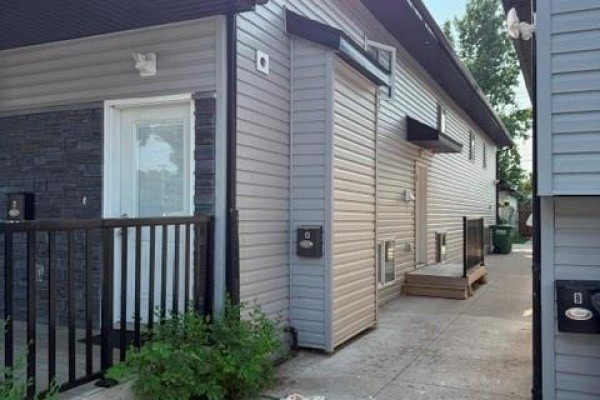 Living room - 229 S Avenue N, Saskatoon, SK S7L2Z7 Photo 2