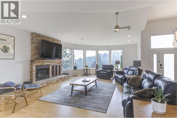 Living room - 2296 Lillooet Crescent, Kelowna, BC V1V1T1 Photo 5