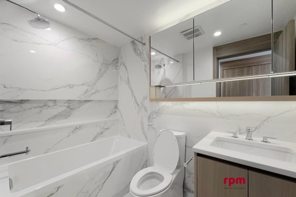 22xx 13768 100 Avenue, Surrey, BC V3T0V2 Photo 2