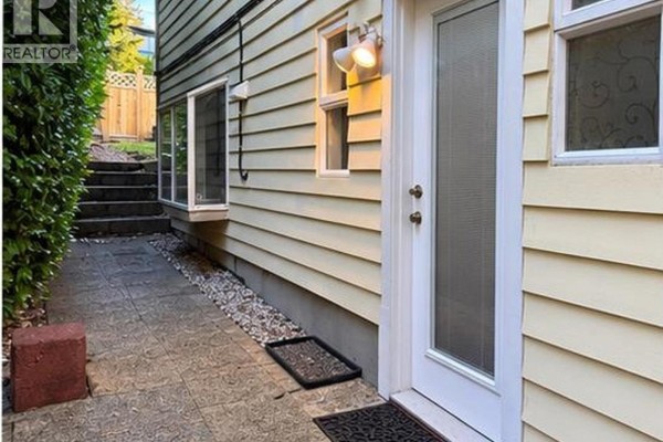 23** Bridgeman Avenue, North Vancouver, BC V7P3P4 Photo 2