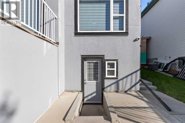 Foyer - 23 Anaheim Circle Ne, Calgary, AB T1Y7E2 Photo 4
