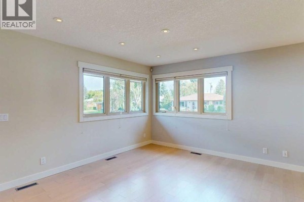 Living room - 23 Brown Crescent Nw, Calgary, AB T2L1N4 Photo 5