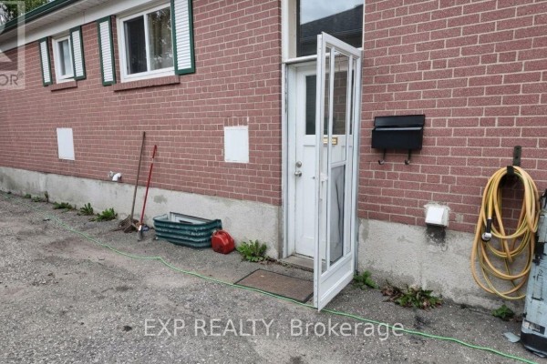 Primary Bedroom - 23 Chapman Avenue, Toronto, ON M4B1C3 Photo 3
